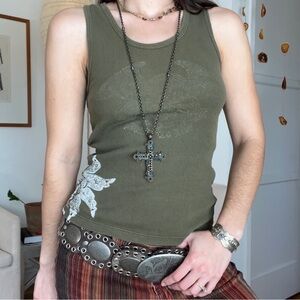 Hunter green ribbed tank top with a flower design